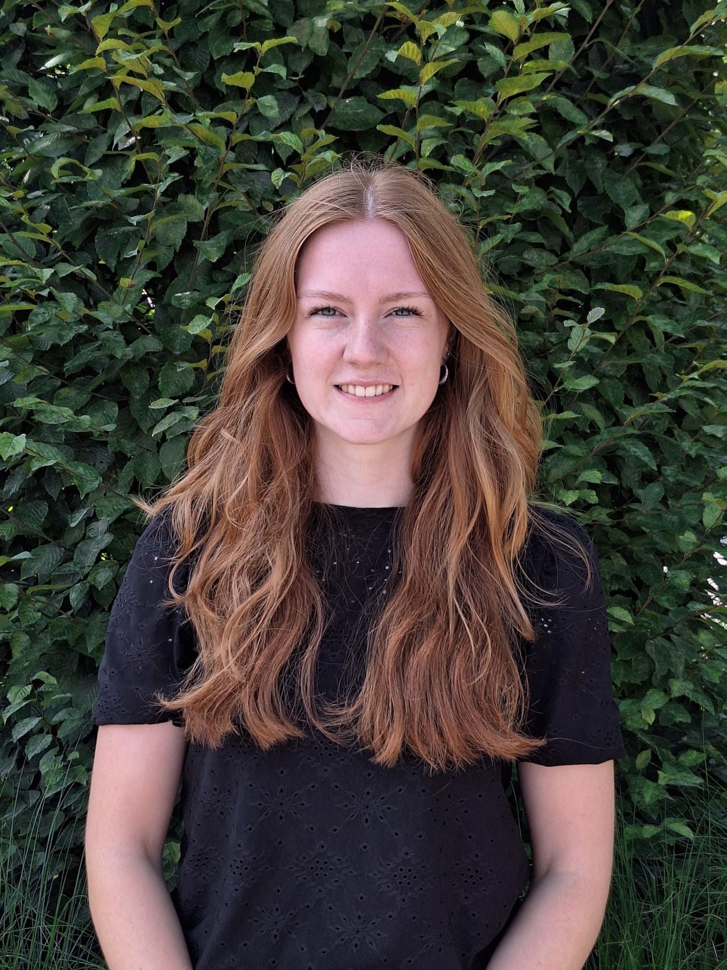 Mbo-student met een papagaai op zijn arm