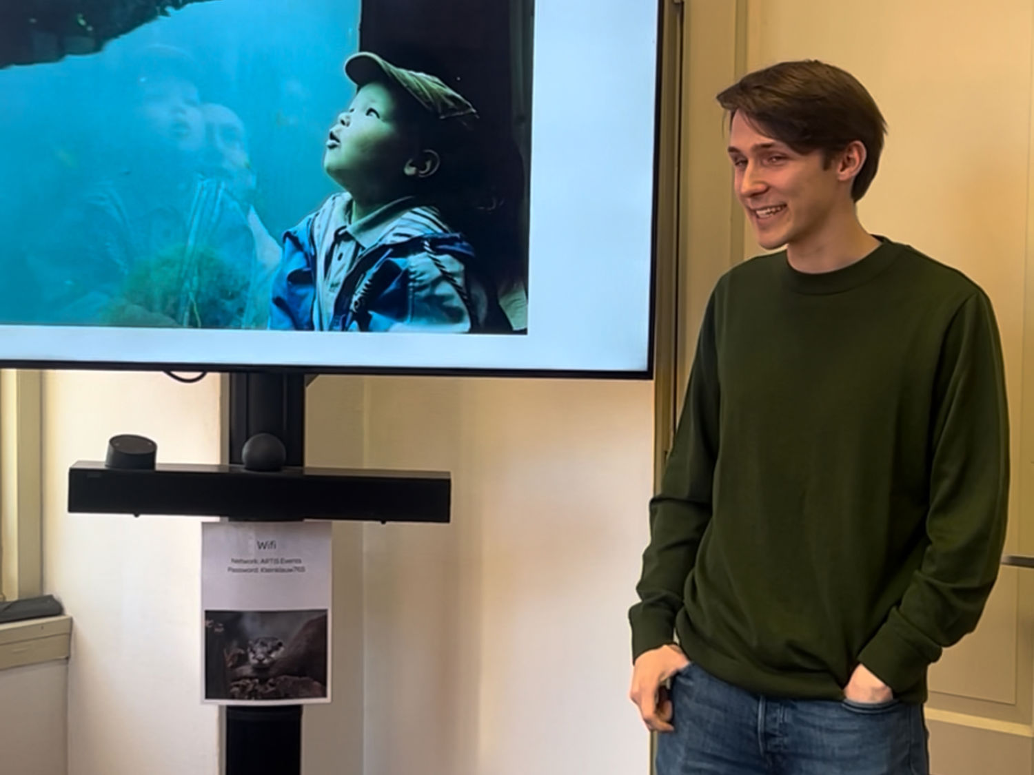Leerling lachend voor een boekenkast