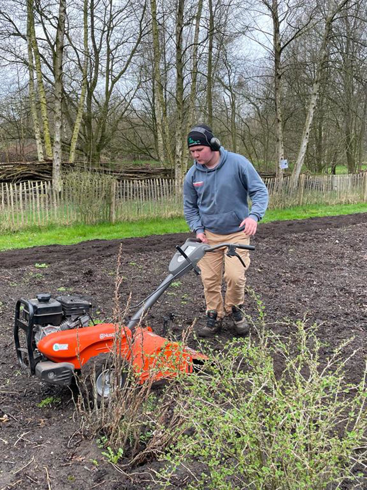 Meisje zittend op een bank voor kluisjes