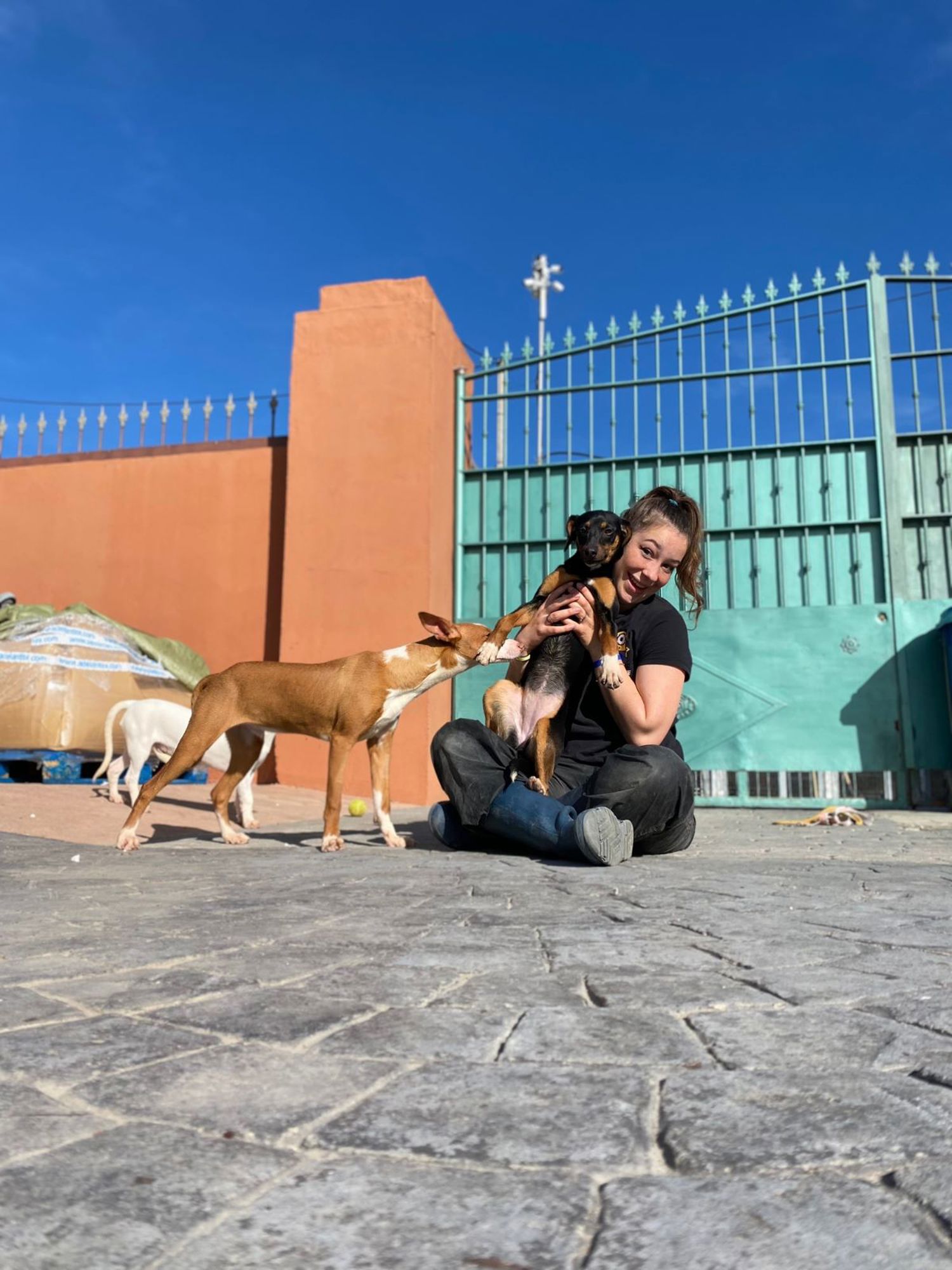 Meisje zittend op een bank voor kluisjes