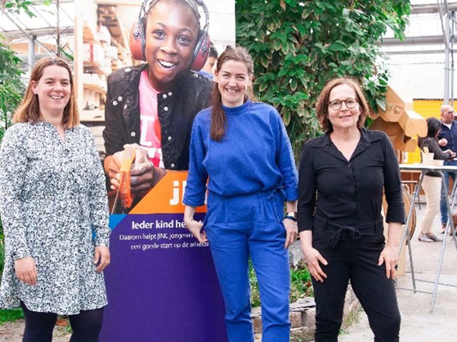 Meisje zittend op een bank voor kluisjes