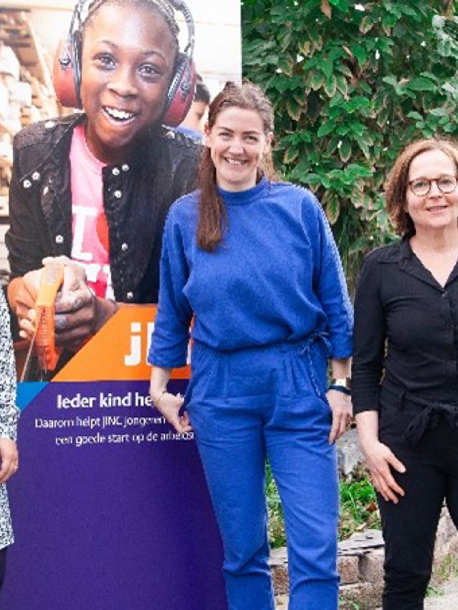 Docent leidt groep lachende studenten in klaslokaal