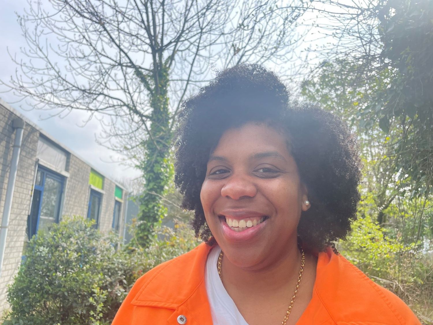 Meisje zittend op een bank voor kluisjes