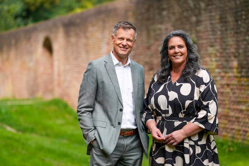 Drie studenten voeren wateronderzoek uit