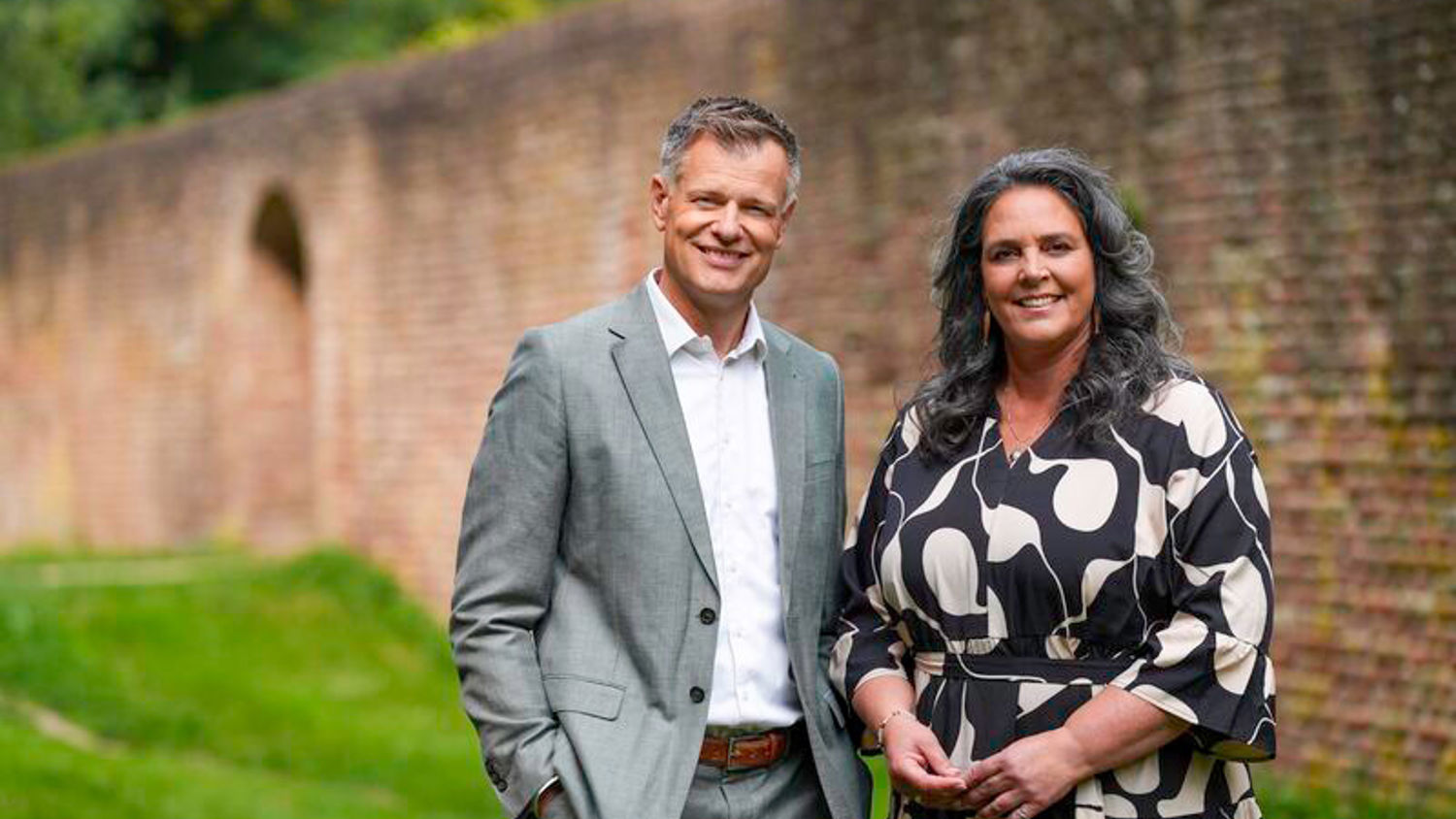 Drie studenten voeren wateronderzoek uit