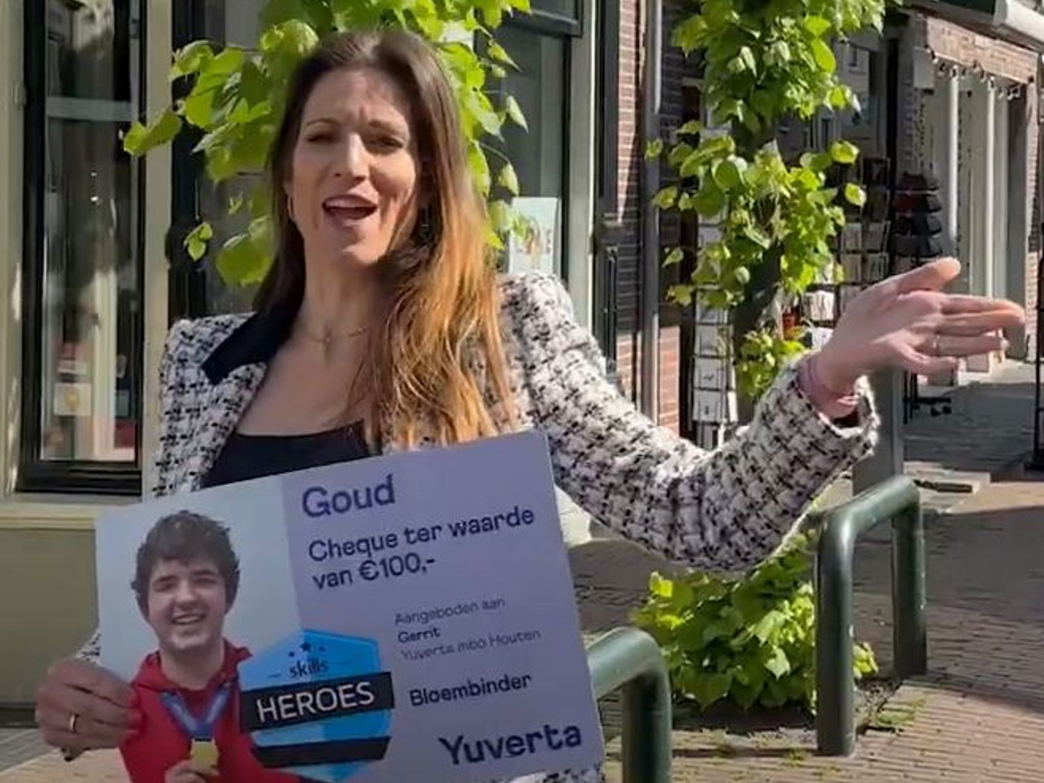 Leerling lachend voor een boekenkast