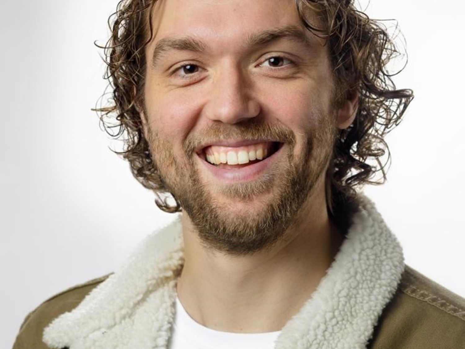 Leerling kust de neus van een paard