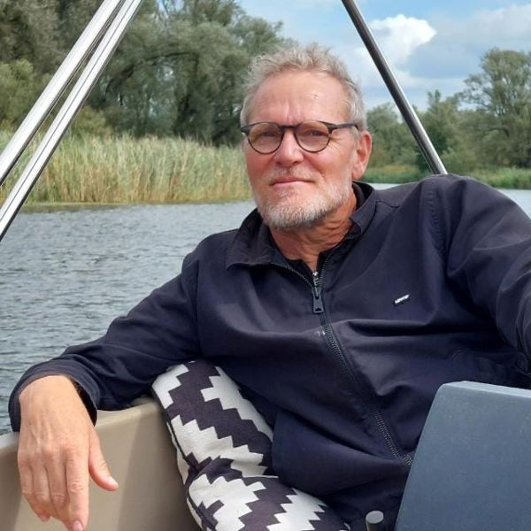 Leerling kust de neus van een paard