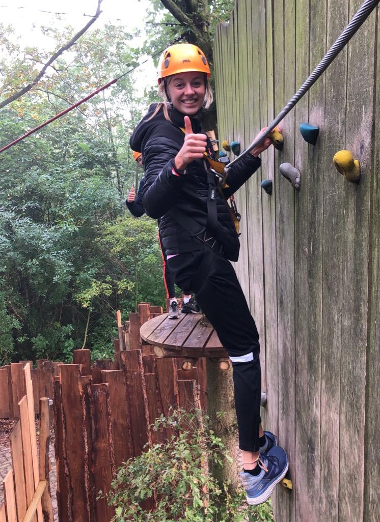 Meisje zittend op een bank voor kluisjes