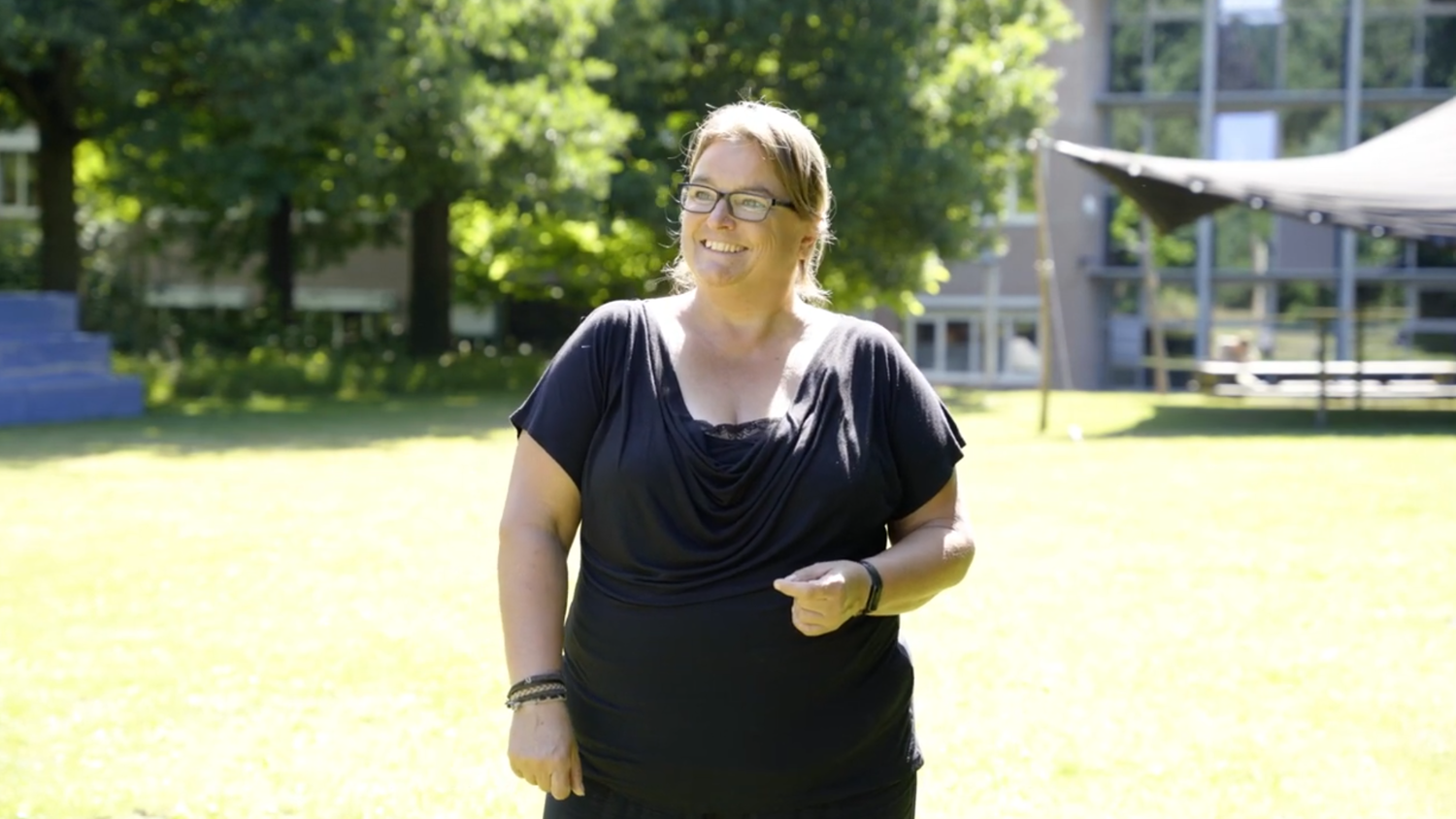 Meisje zittend op een bank voor kluisjes