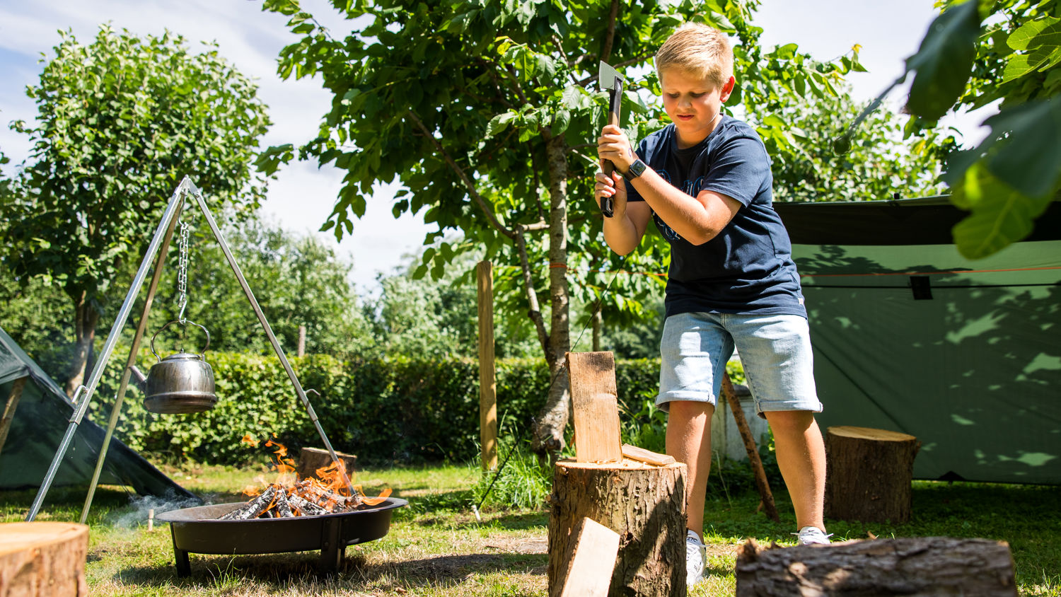 Meisje zittend op een bank voor kluisjes