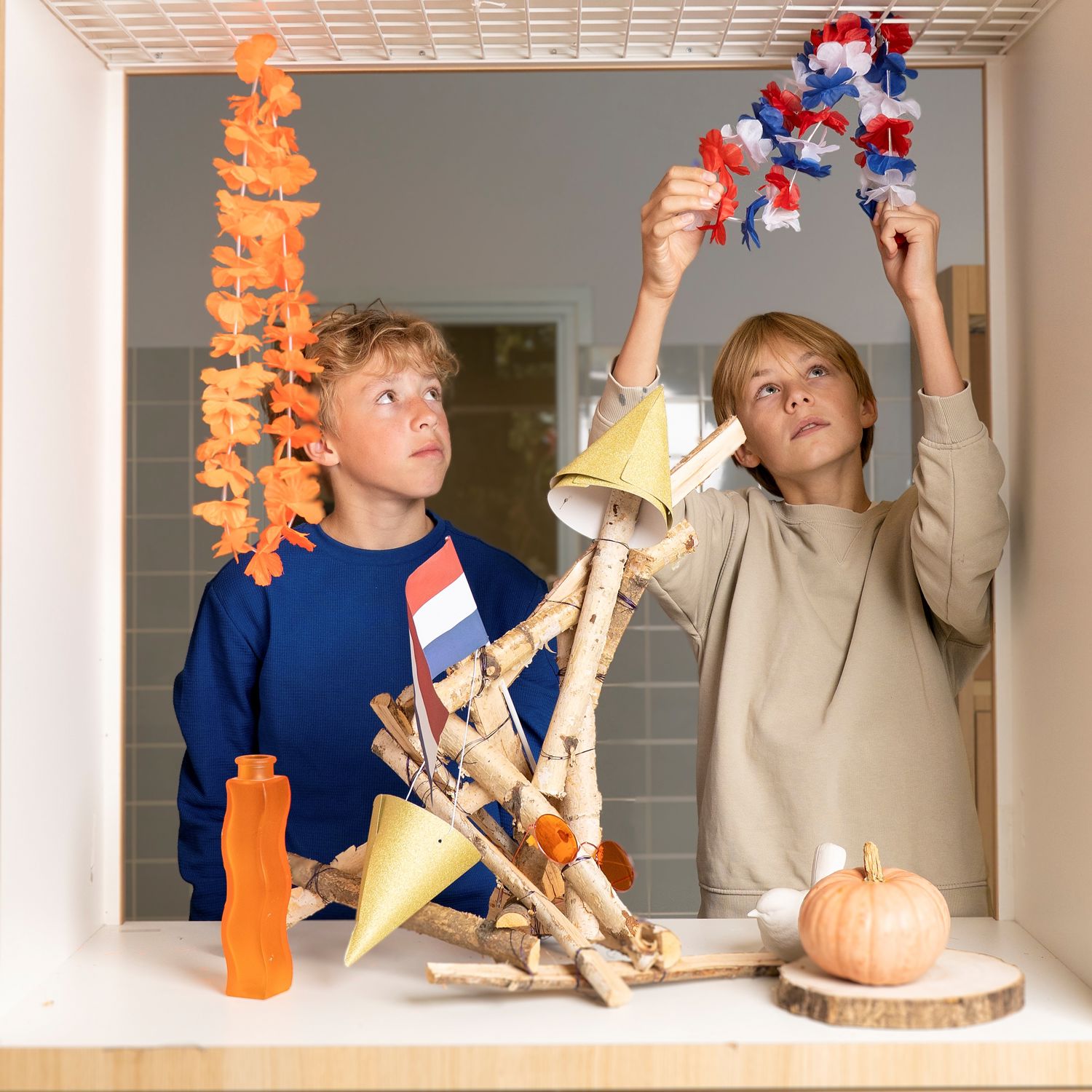 Docent leidt groep lachende studenten in klaslokaal