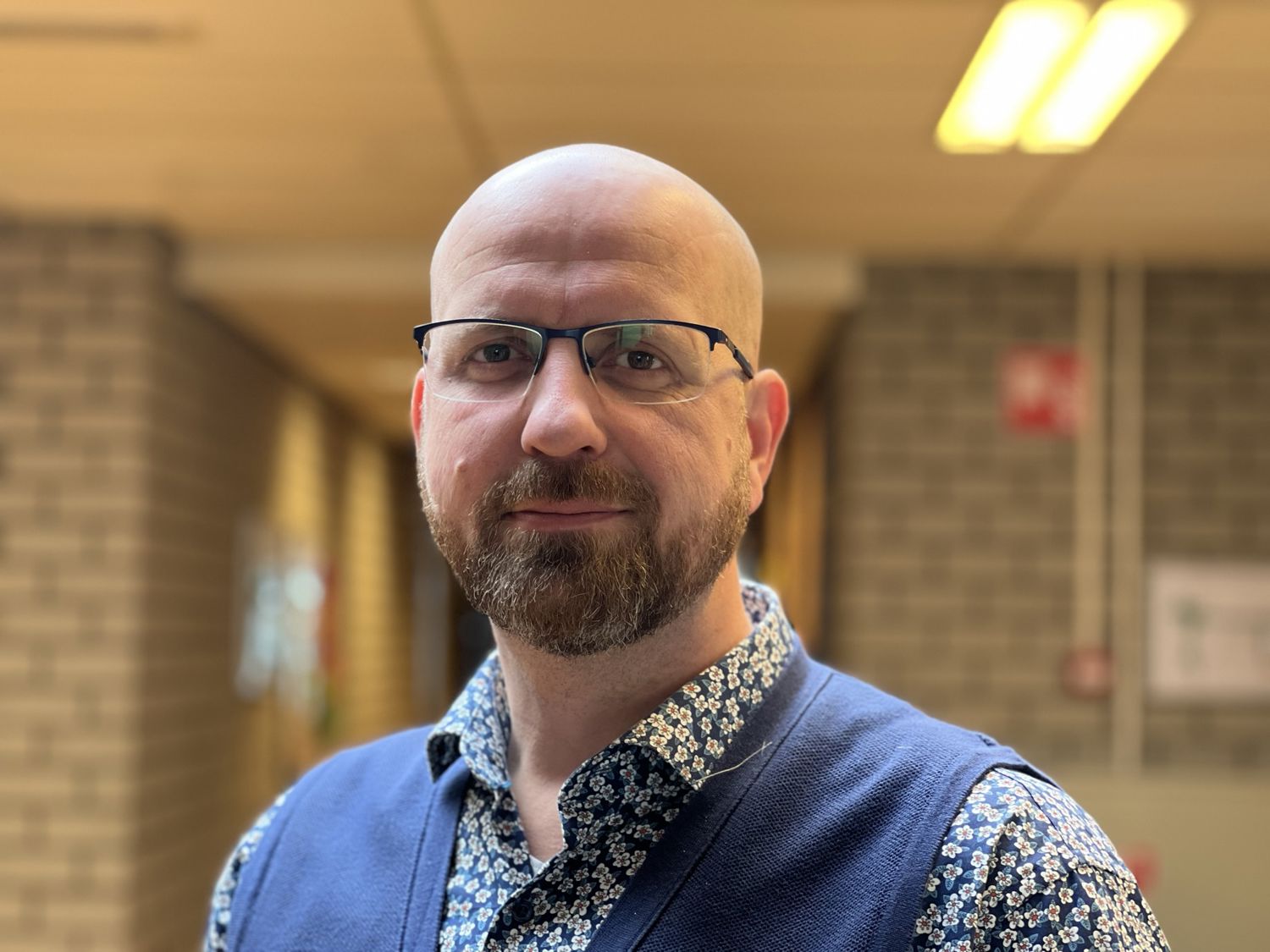 Onze vakdocent Duncan buiten bij een groep eenden