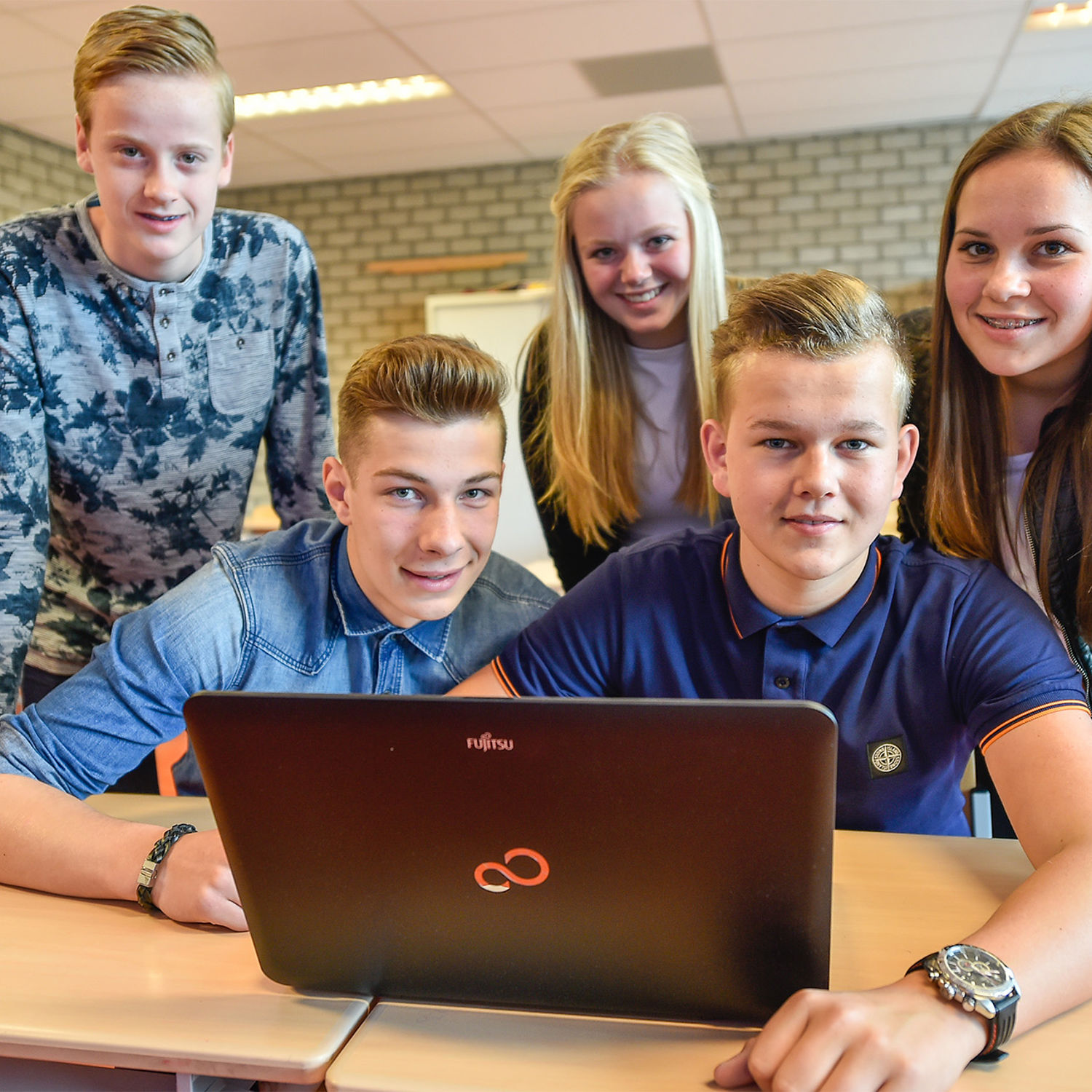 Onze vakdocent Duncan buiten bij een groep eenden