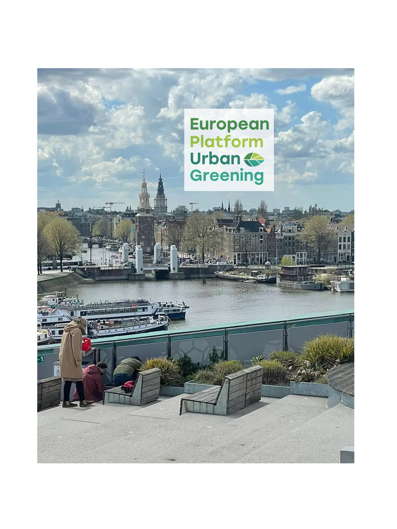 Meisje zittend op een bank voor kluisjes