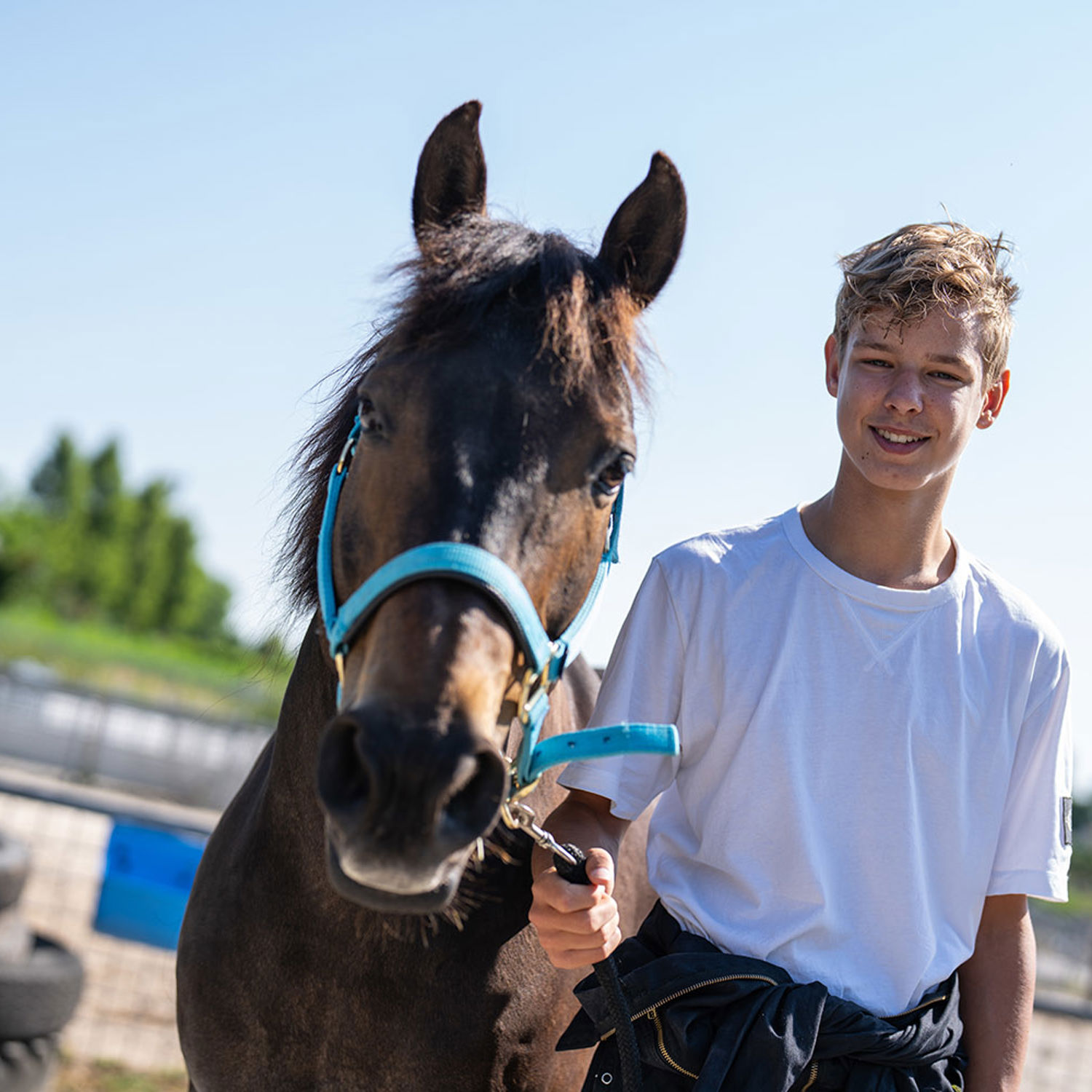 Meisje zittend op een bank voor kluisjes