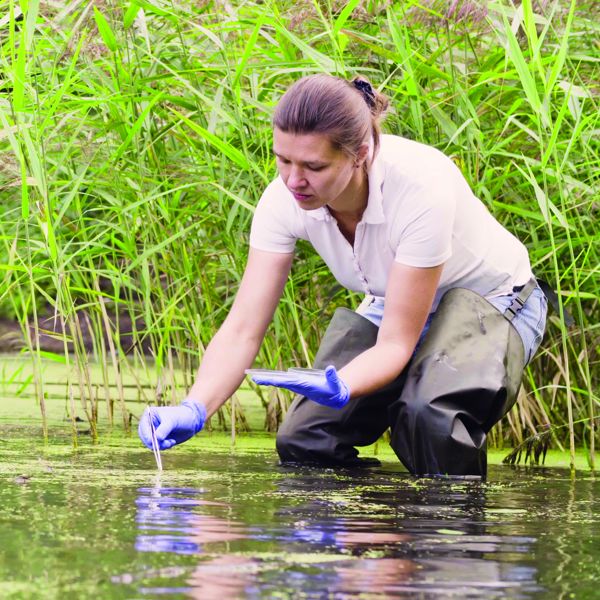Meisje zittend op een bank voor kluisjes
