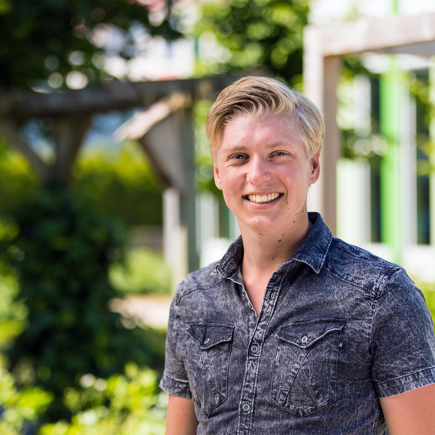 Docent leidt groep lachende studenten in klaslokaal