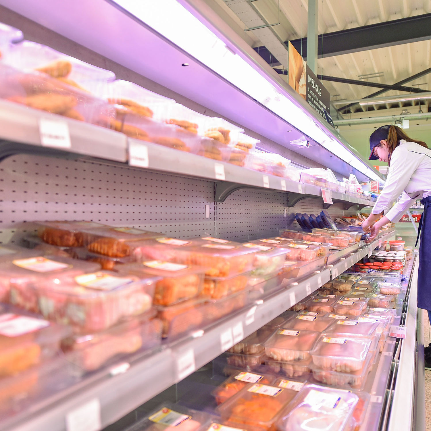 Docent leidt groep lachende studenten in klaslokaal