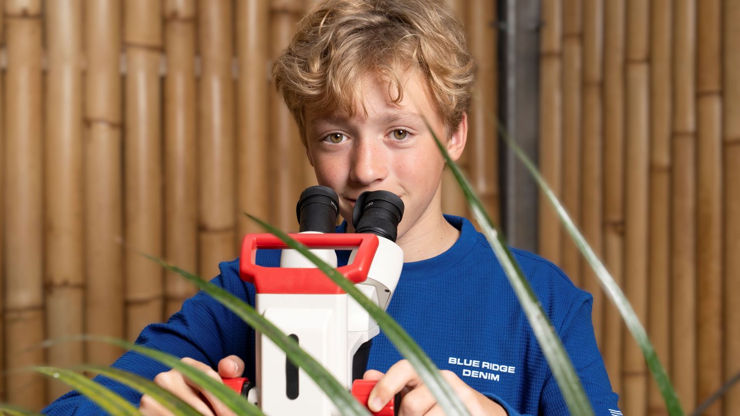 Docent leidt groep lachende studenten in klaslokaal