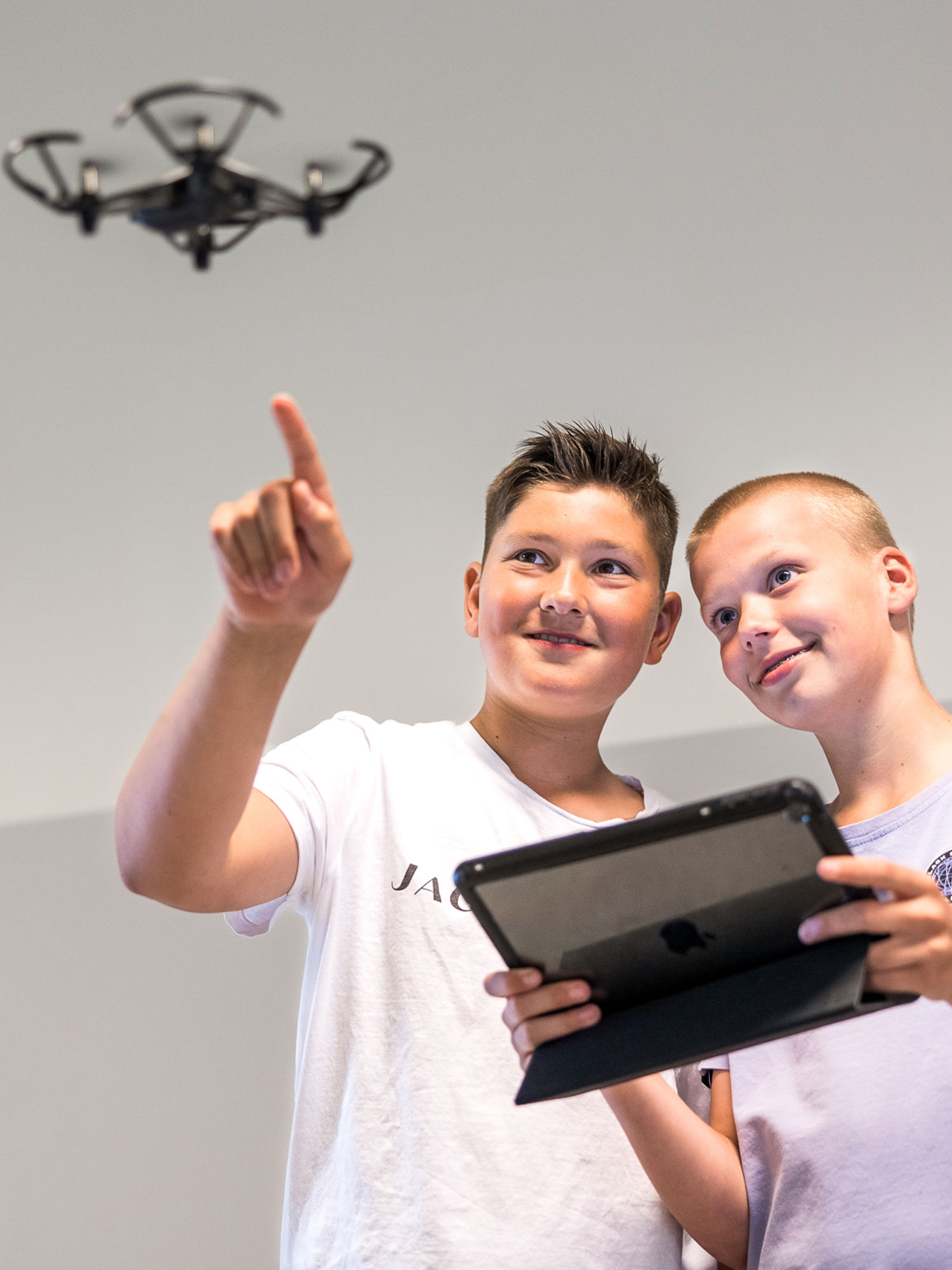 Docent van Yuverta vmbo Eindhoven neemt een vlog op met zijn eigen telefoon