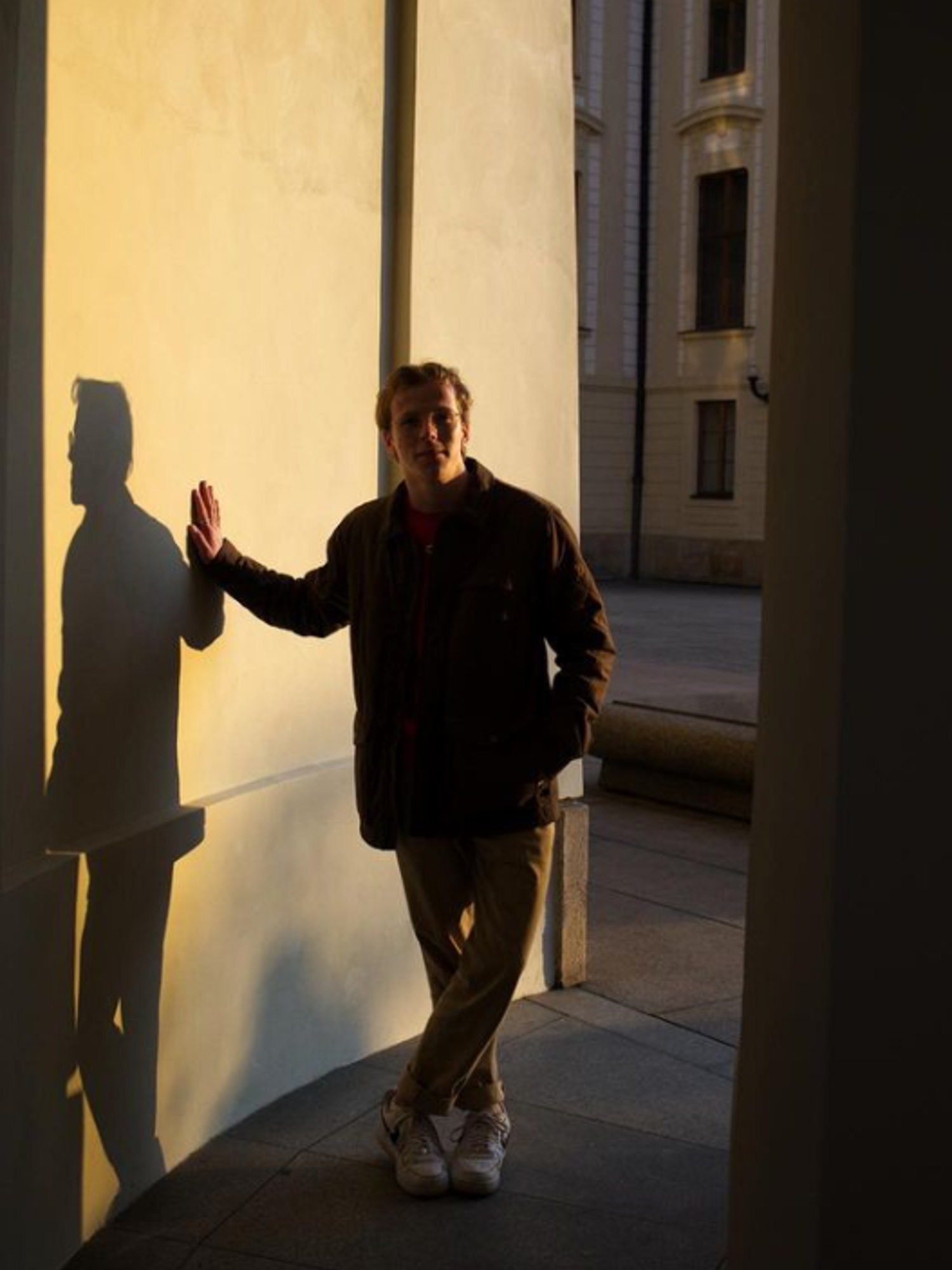 Meisje zittend op een bank voor kluisjes