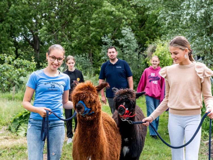 Meisje zittend op een bank voor kluisjes