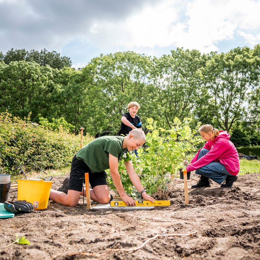 Meisje zittend op een bank voor kluisjes