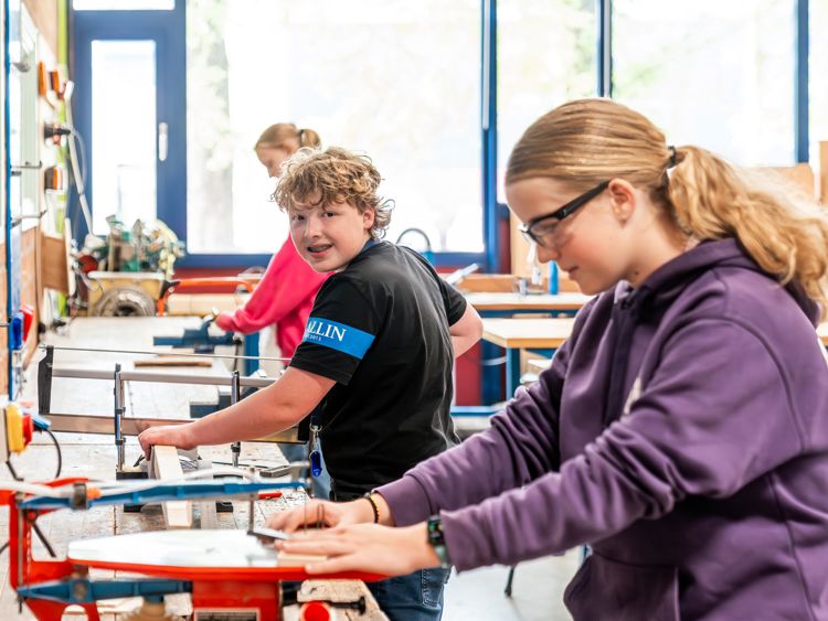 Meisje zittend op een bank voor kluisjes