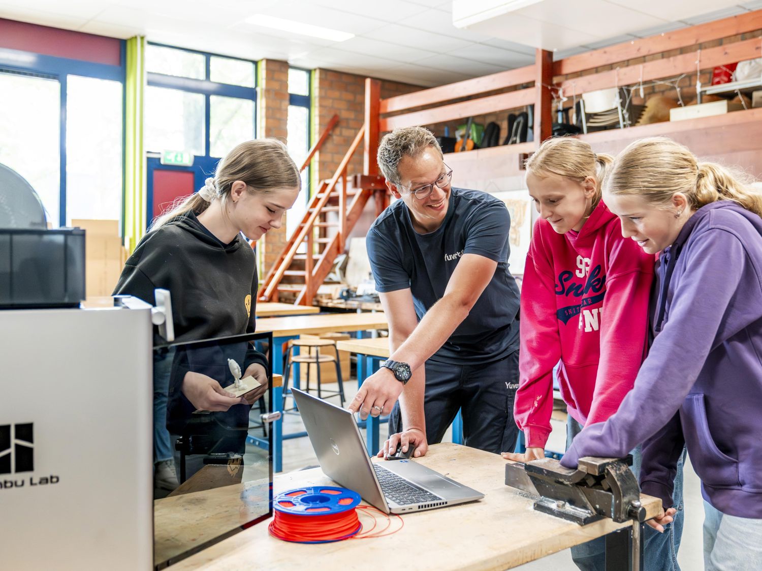 Meisje zittend op een bank voor kluisjes