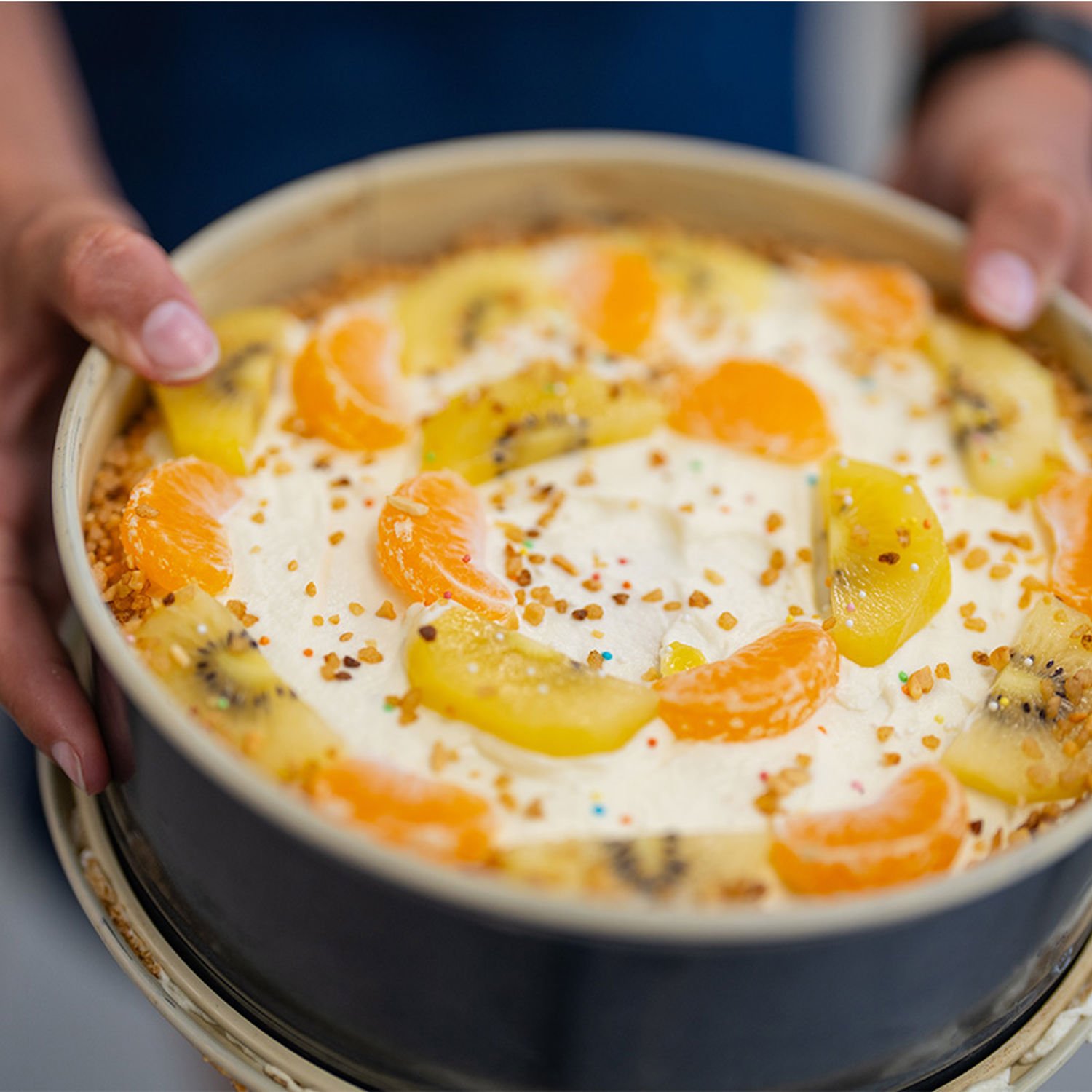 Docent leidt groep lachende studenten in klaslokaal