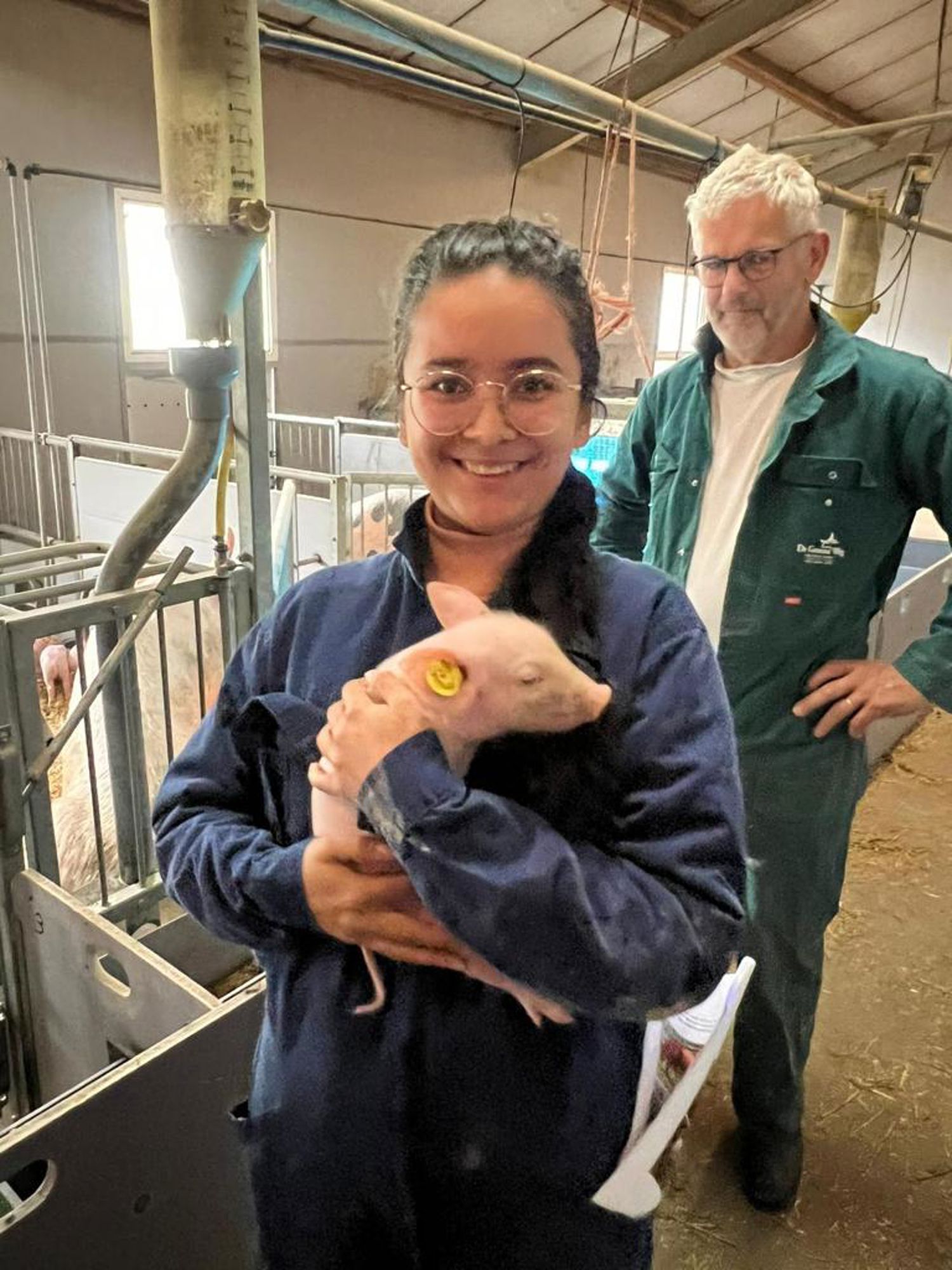 Meisje zittend op een bank voor kluisjes