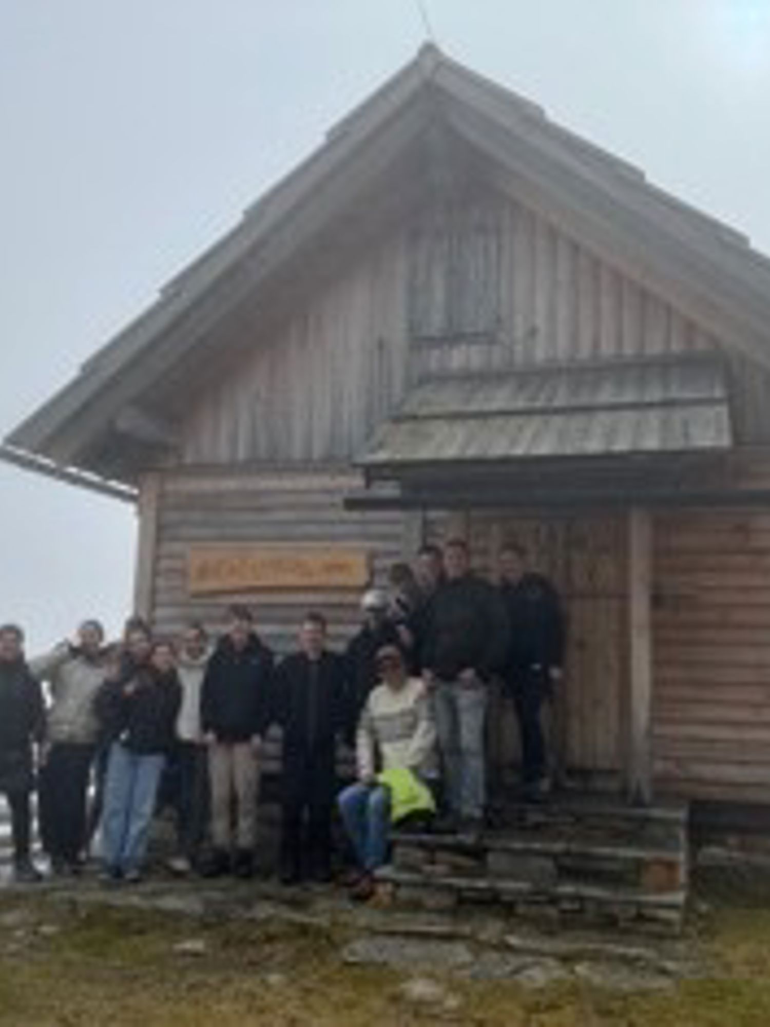 Meisje zittend op een bank voor kluisjes