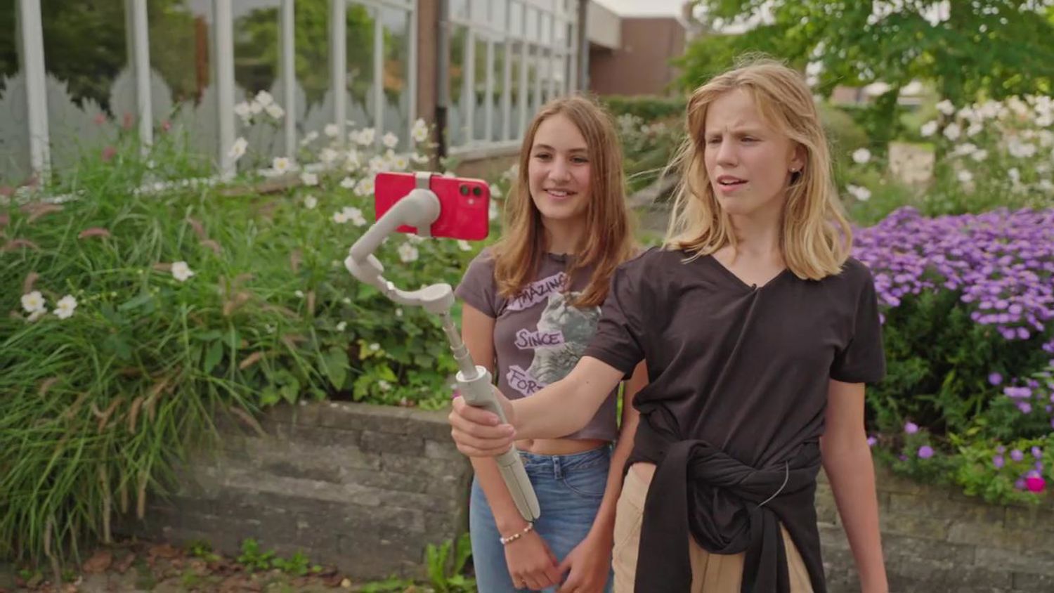 Onze vakdocent Duncan buiten bij een groep eenden