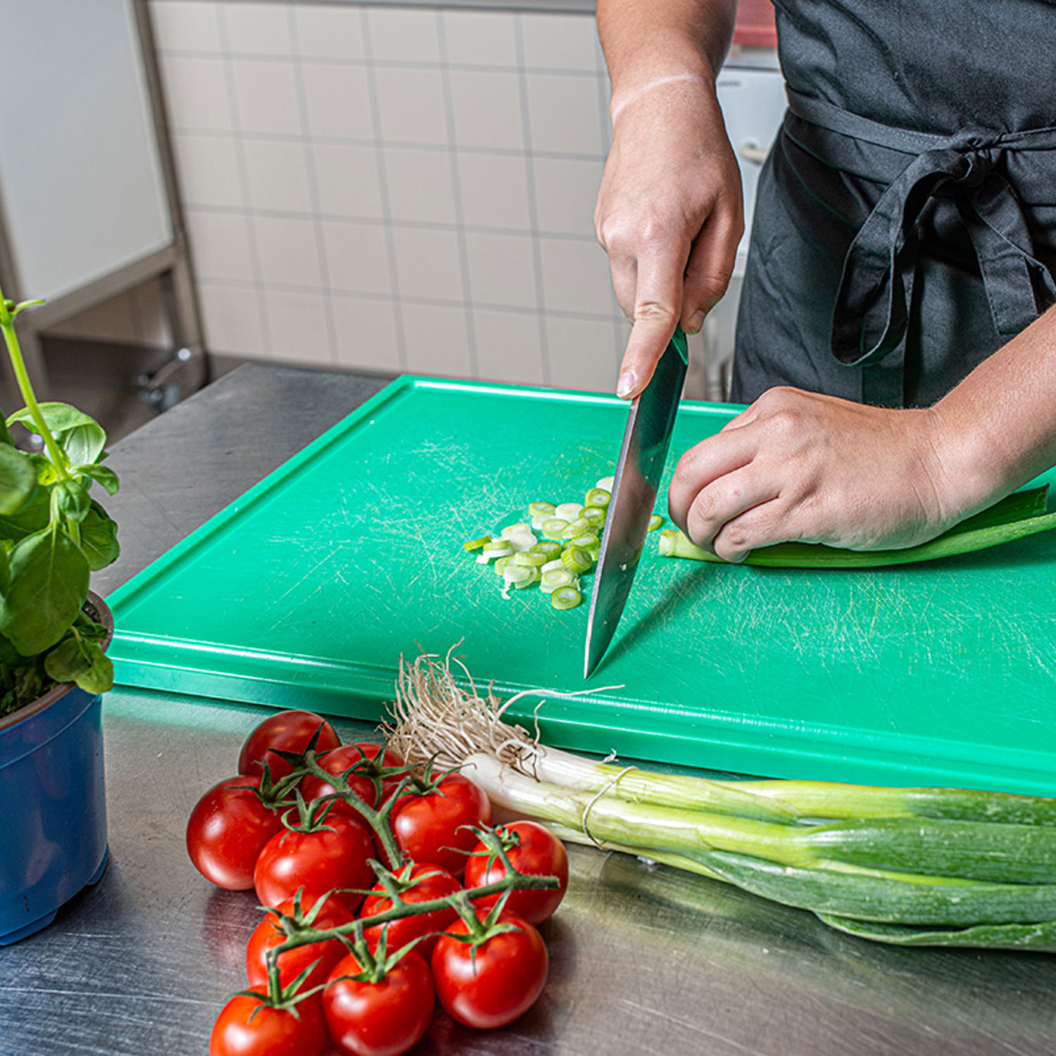 Meisje zittend op een bank voor kluisjes