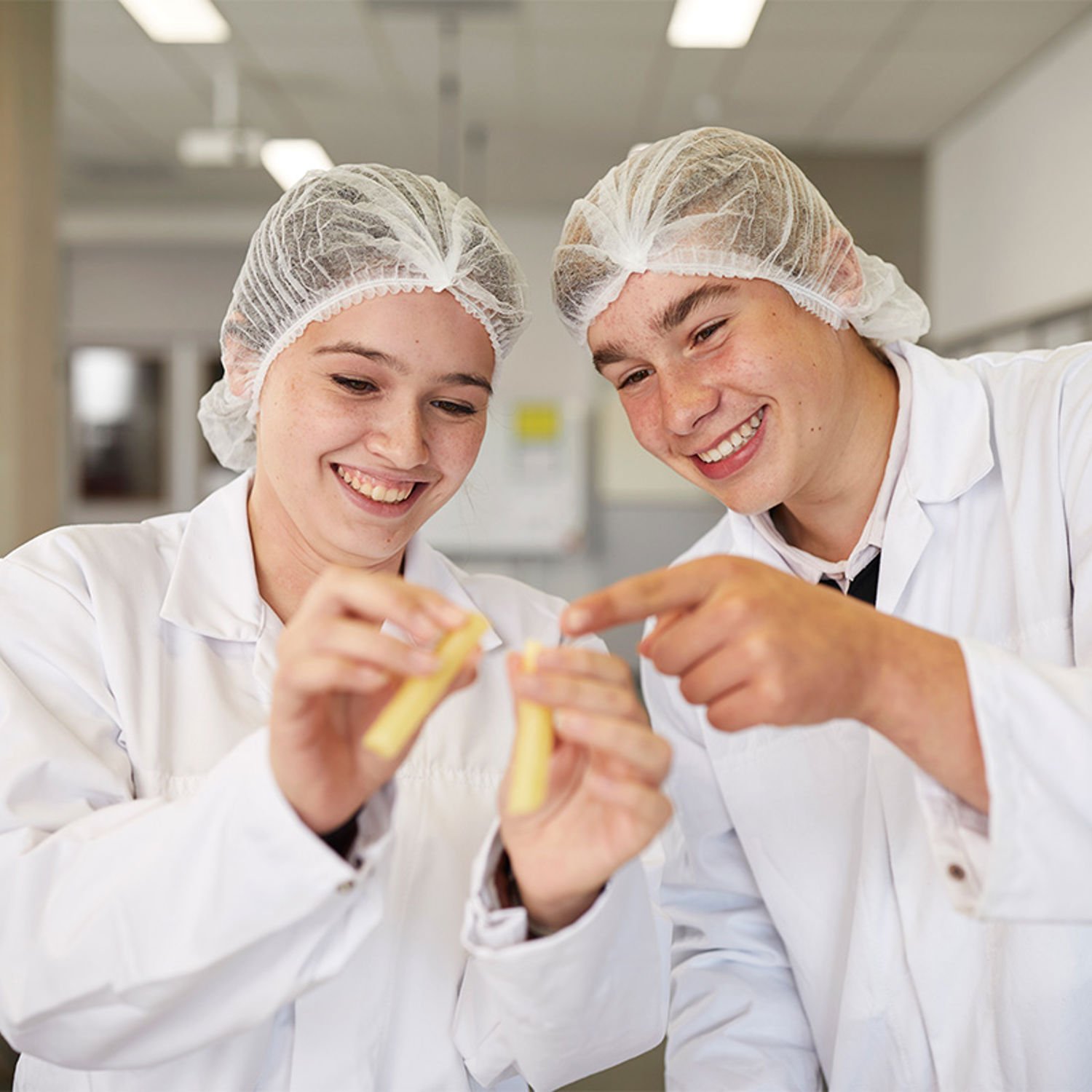 Docent leidt groep lachende studenten in klaslokaal