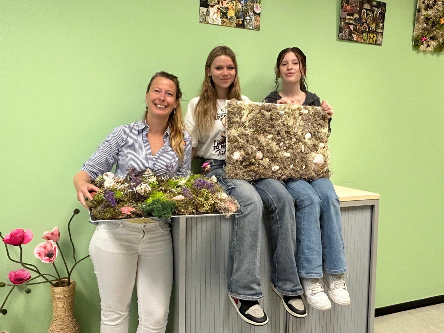 Meisje zittend op een bank voor kluisjes