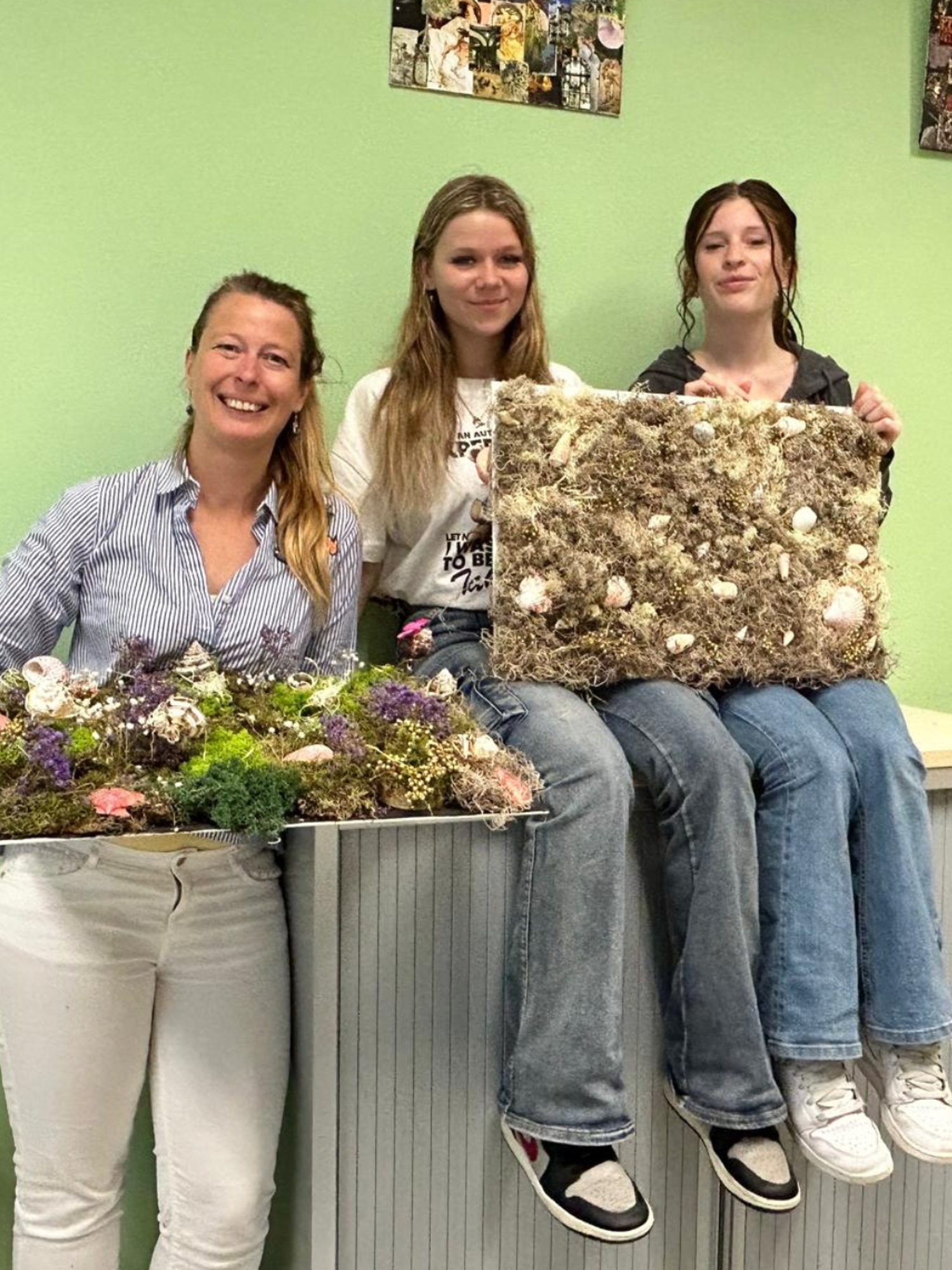 Docent leidt groep lachende studenten in klaslokaal