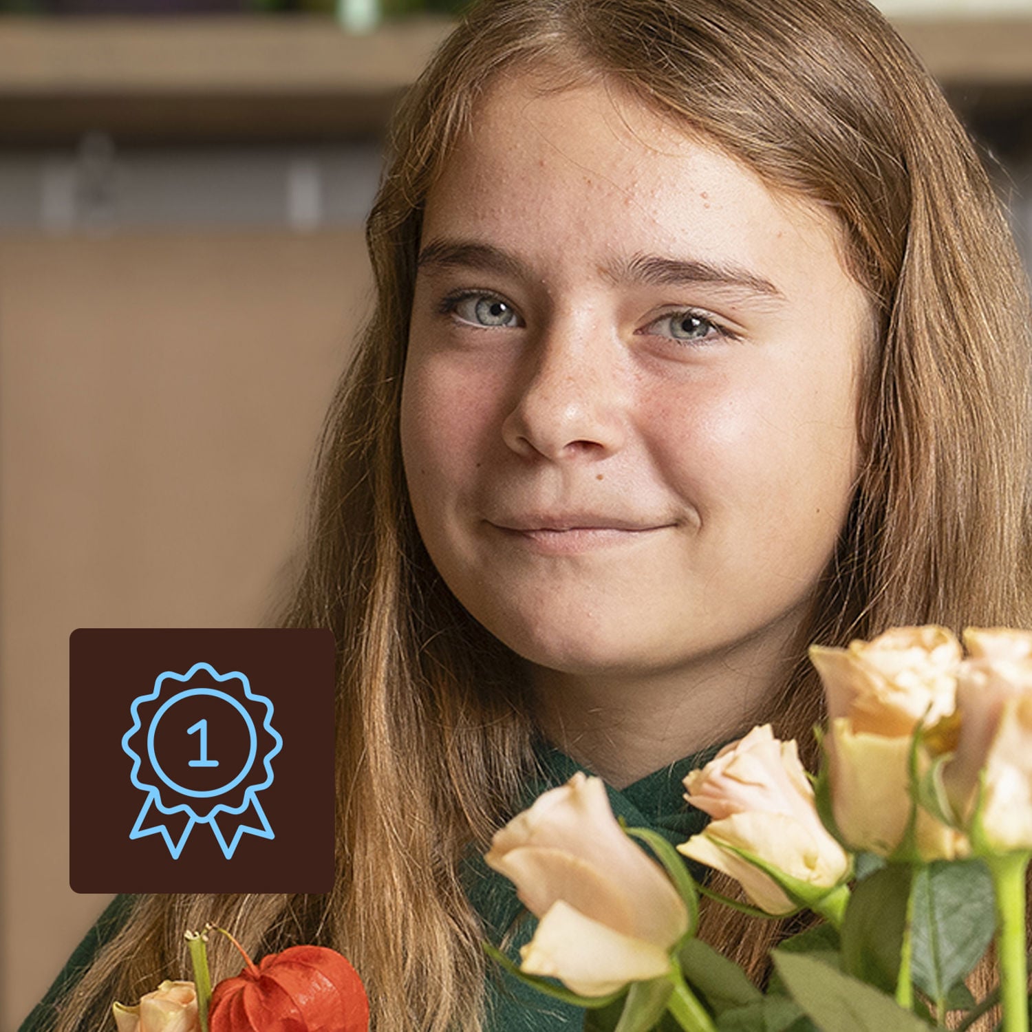 Meisje zittend op een bank voor kluisjes
