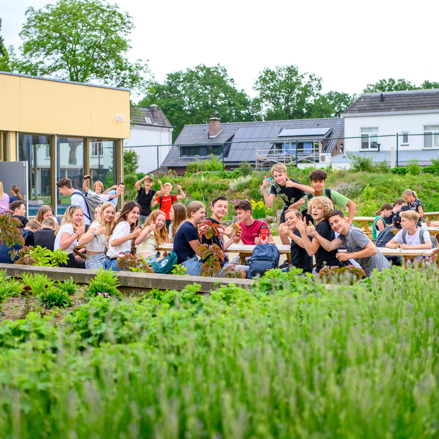 Meisje zittend op een bank voor kluisjes