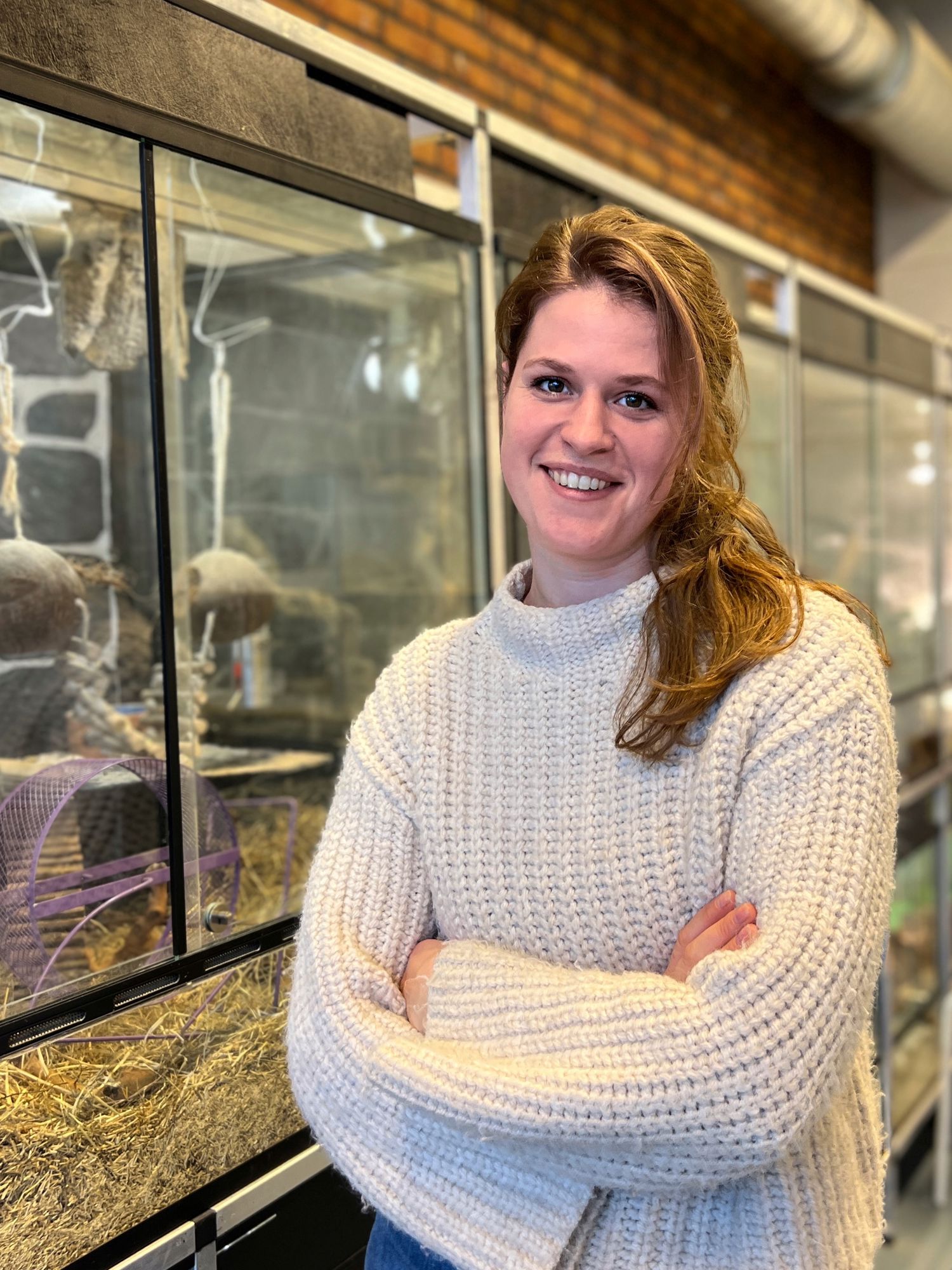 Meisje zittend op een bank voor kluisjes