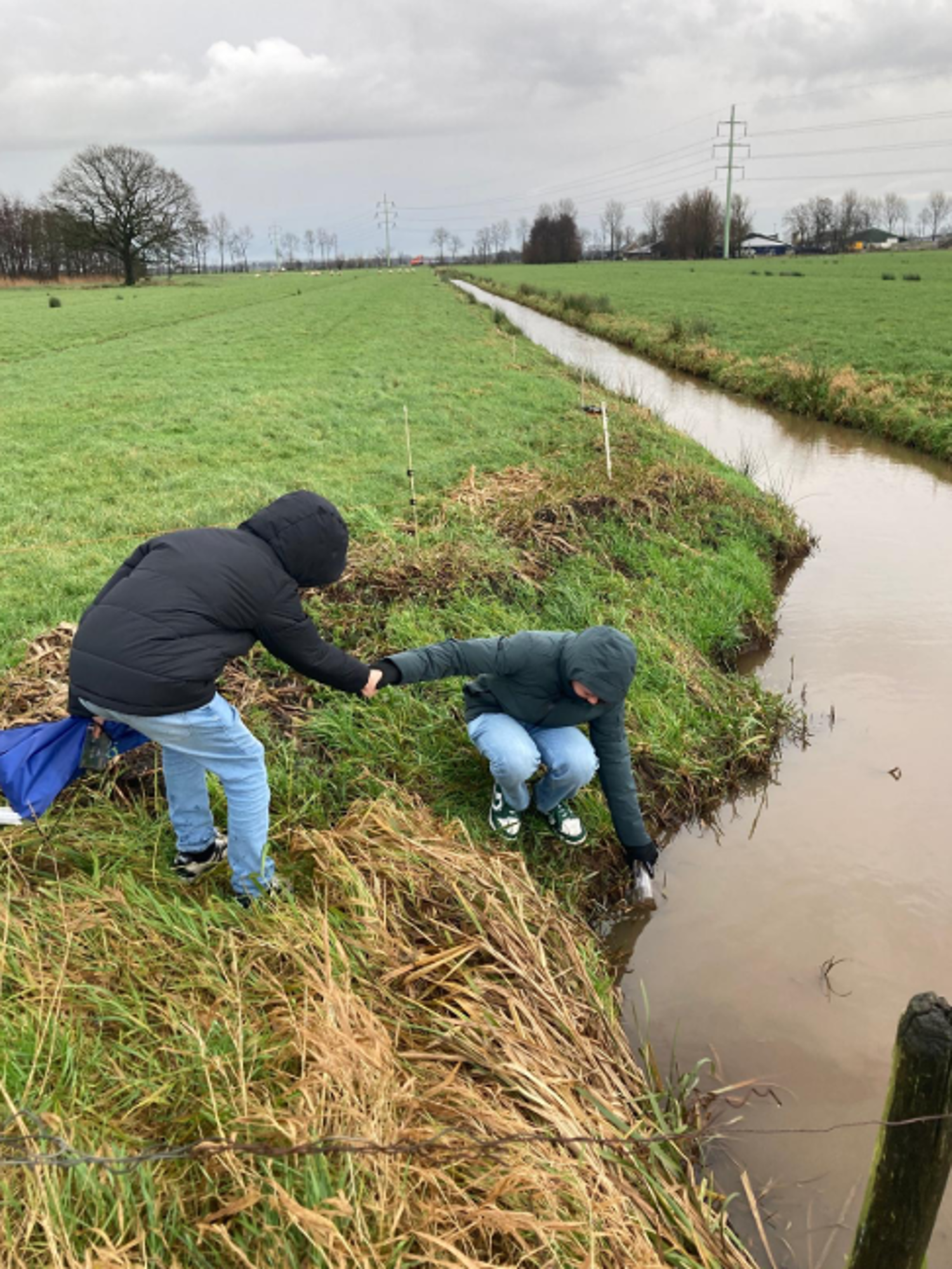 Meisje zittend op een bank voor kluisjes