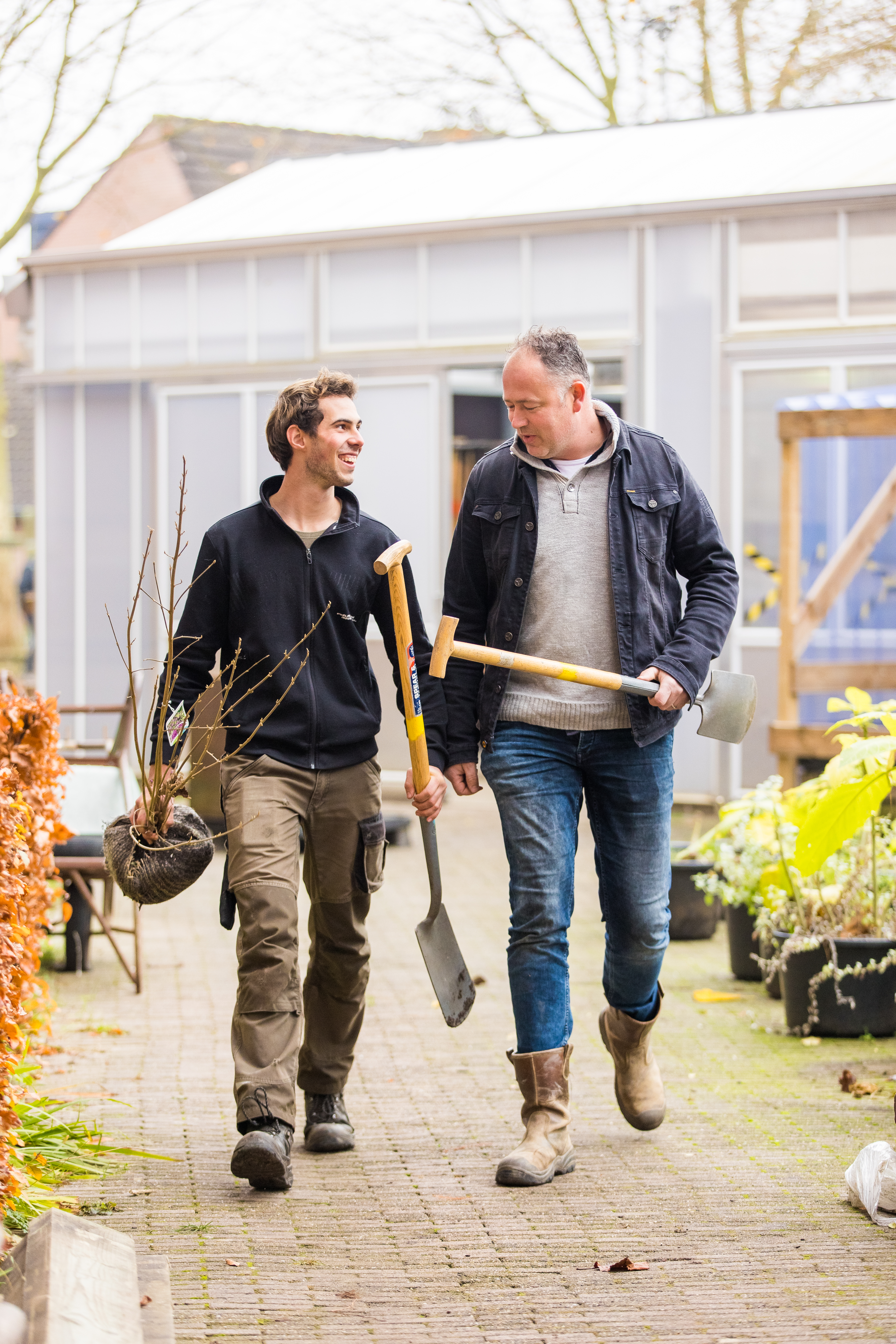 Meisje zittend op een bank voor kluisjes