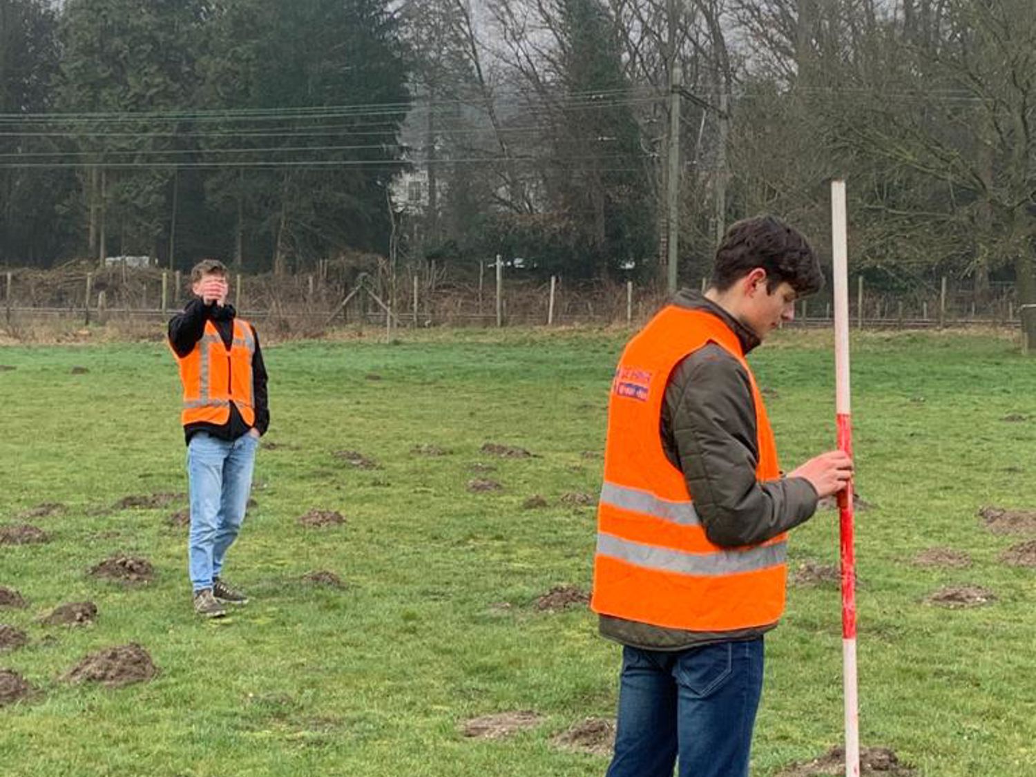 Meisje zittend op een bank voor kluisjes