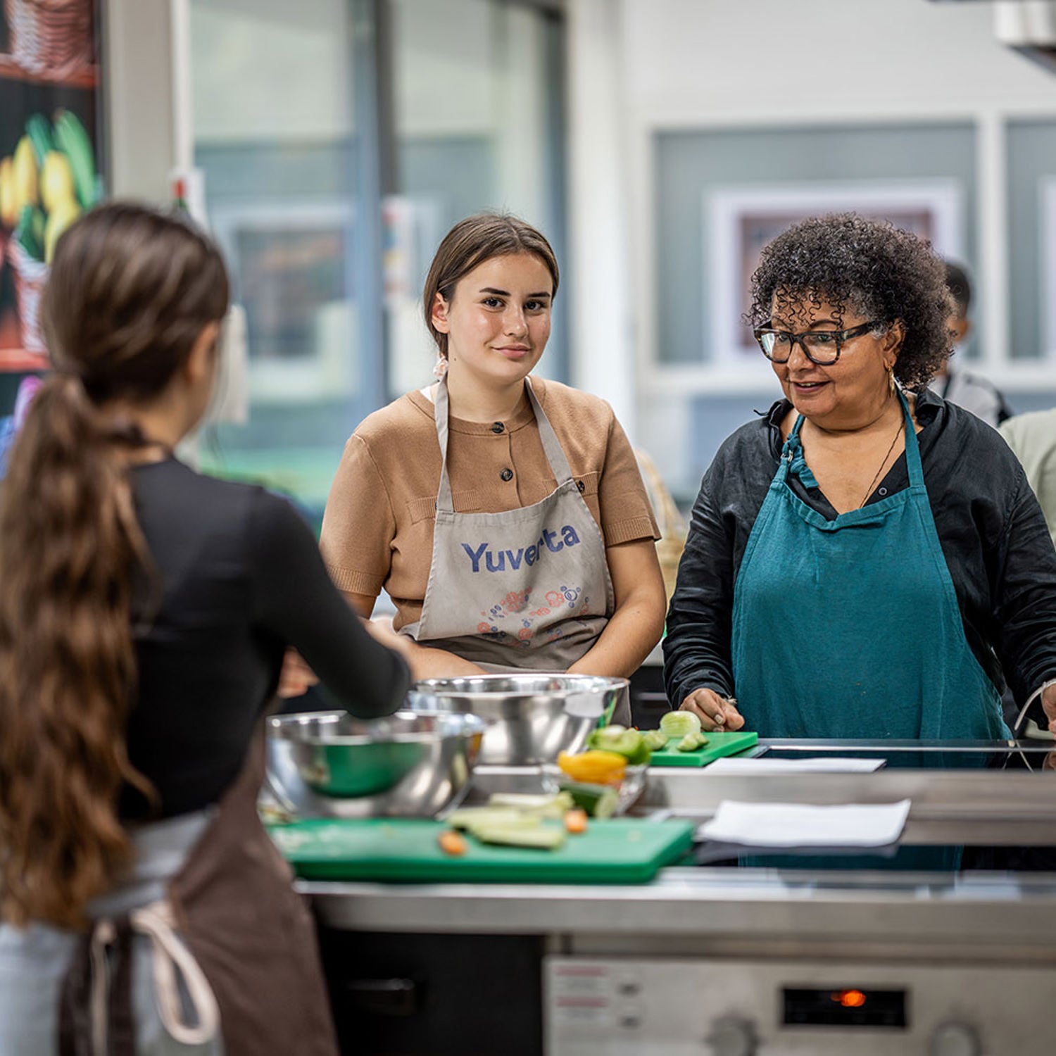 Meisje zittend op een bank voor kluisjes