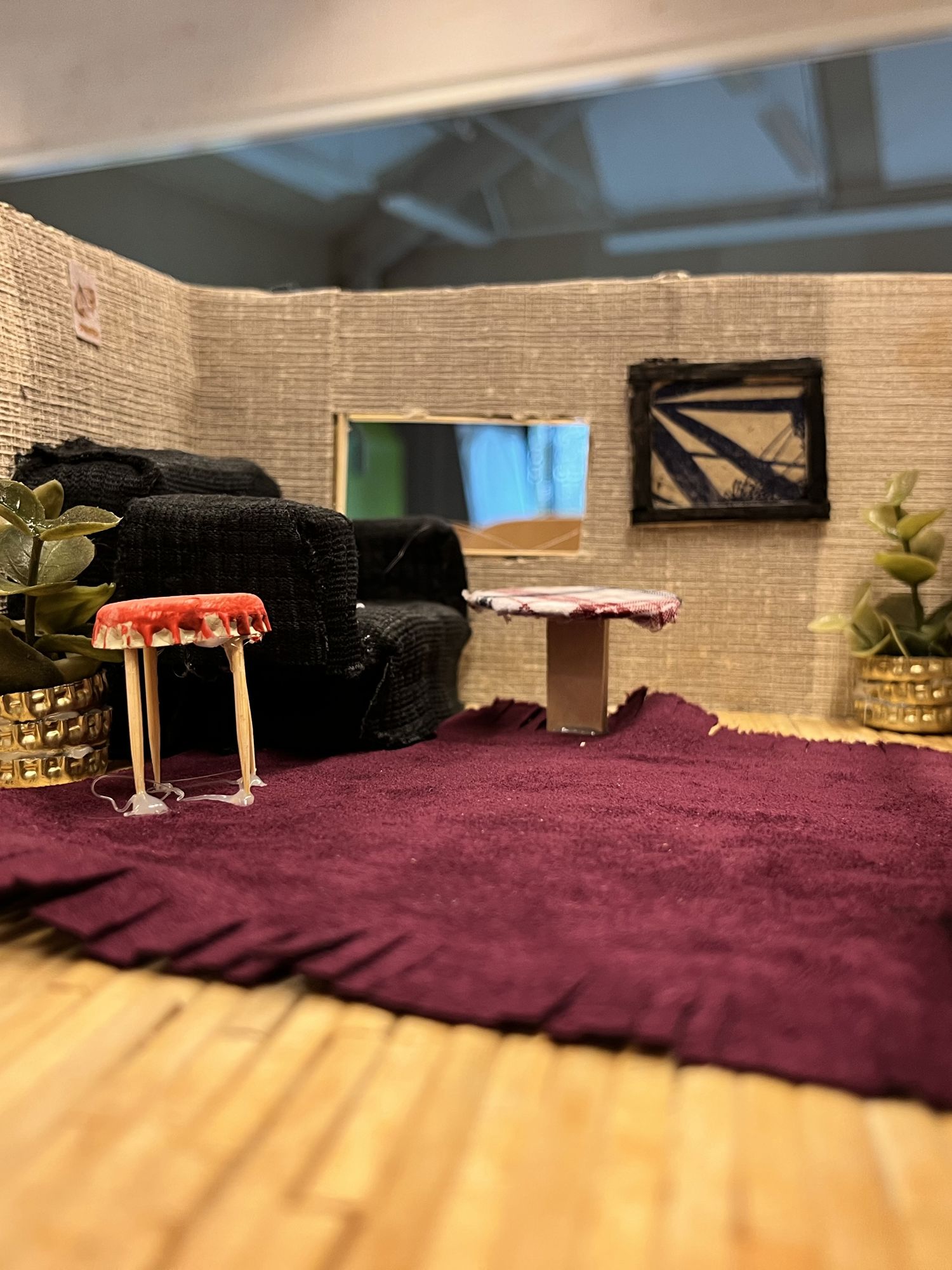 Docent leidt groep lachende studenten in klaslokaal