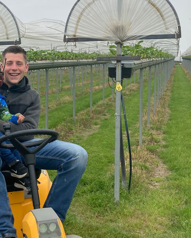 Docent leidt groep lachende studenten in klaslokaal