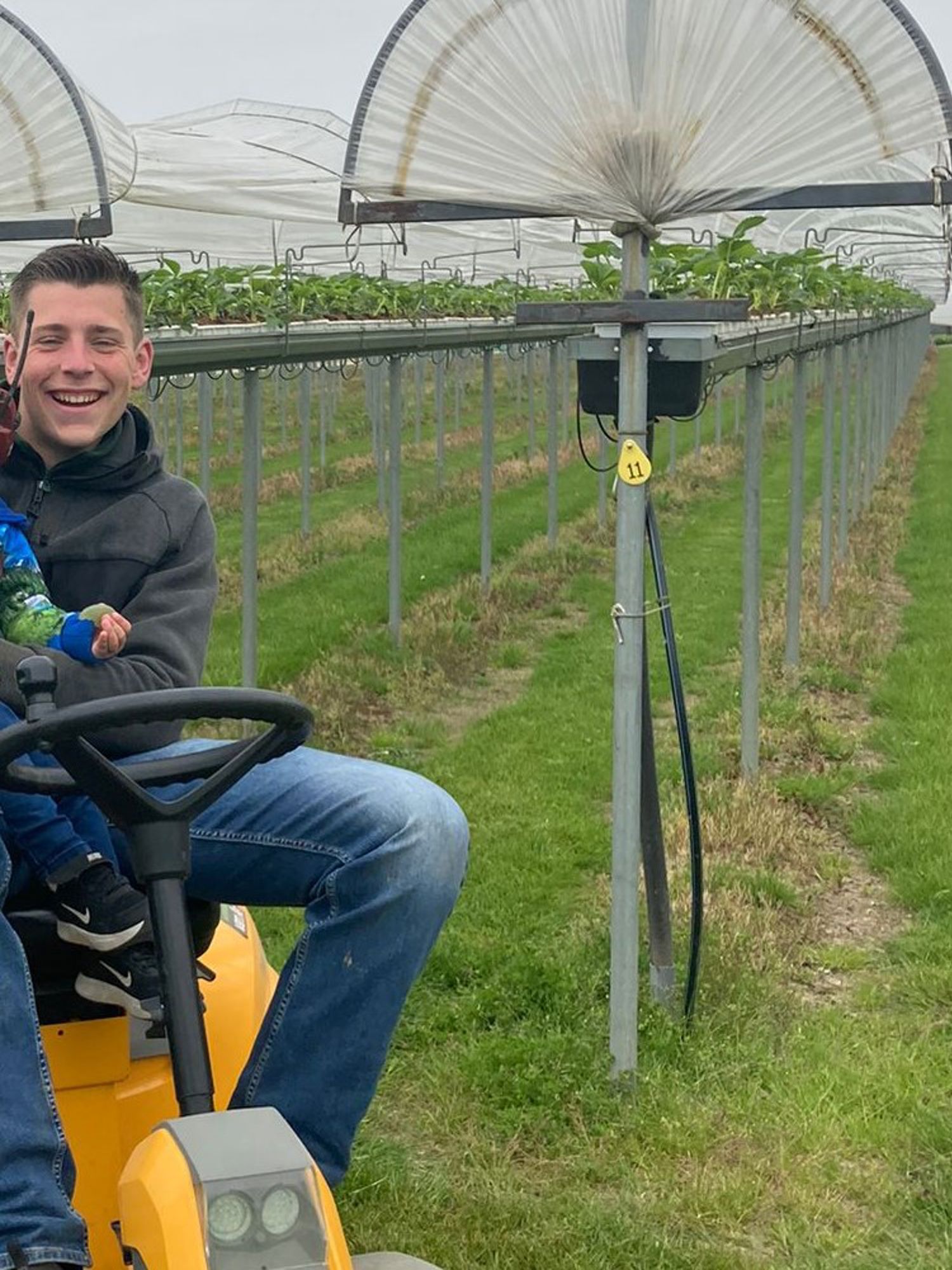 Docent leidt groep lachende studenten in klaslokaal