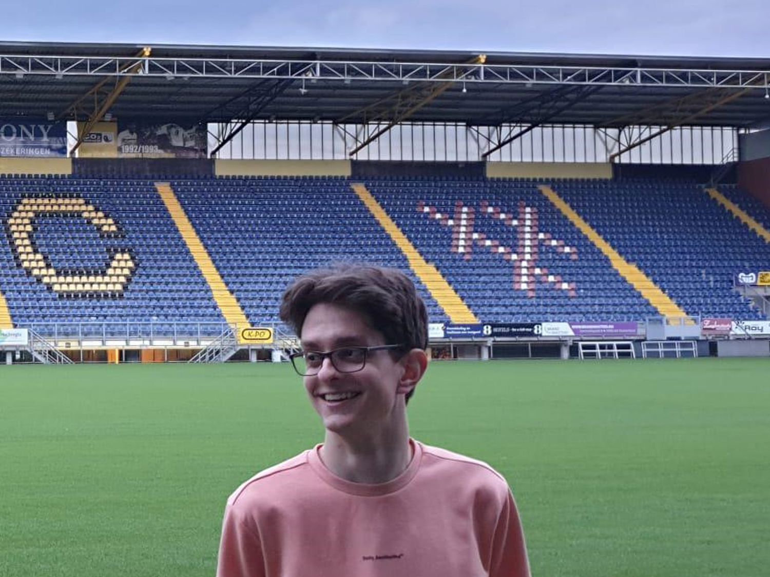 Meisje zittend op een bank voor kluisjes