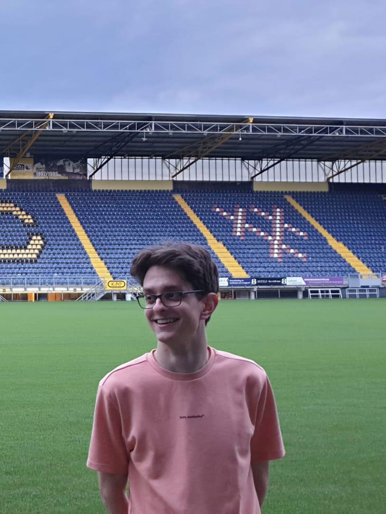 Meisje zittend op een bank voor kluisjes